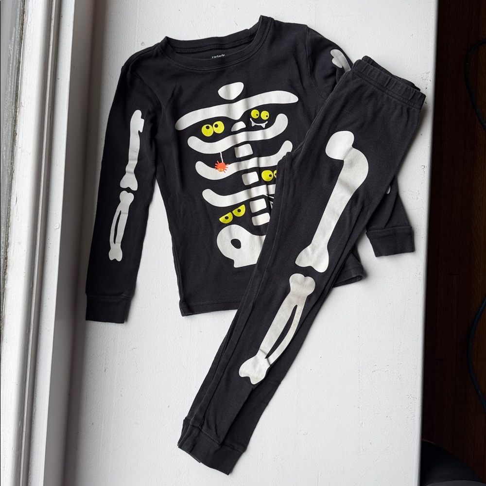 Carter’s Skeleton Pajama Set Glow in the Dark - Size 7